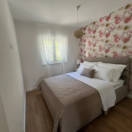 One-bedroom With Private Parking *